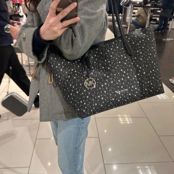NWT✨Michael Kors Arden Large Star Printed Signature Logo Tote Bag in Black - Picture 2 of 4